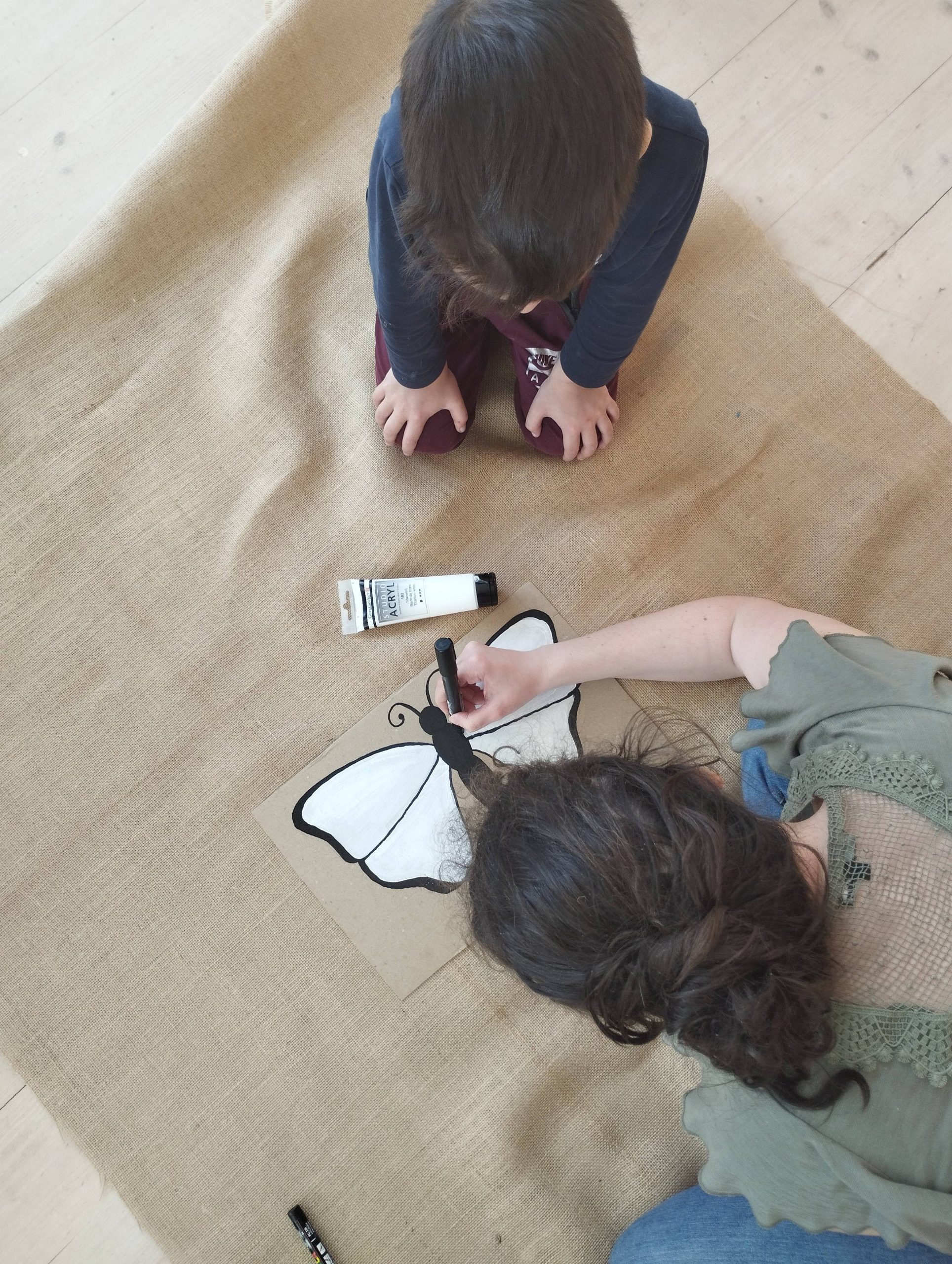 Préparation du support papillon pour activité nature en maternelle