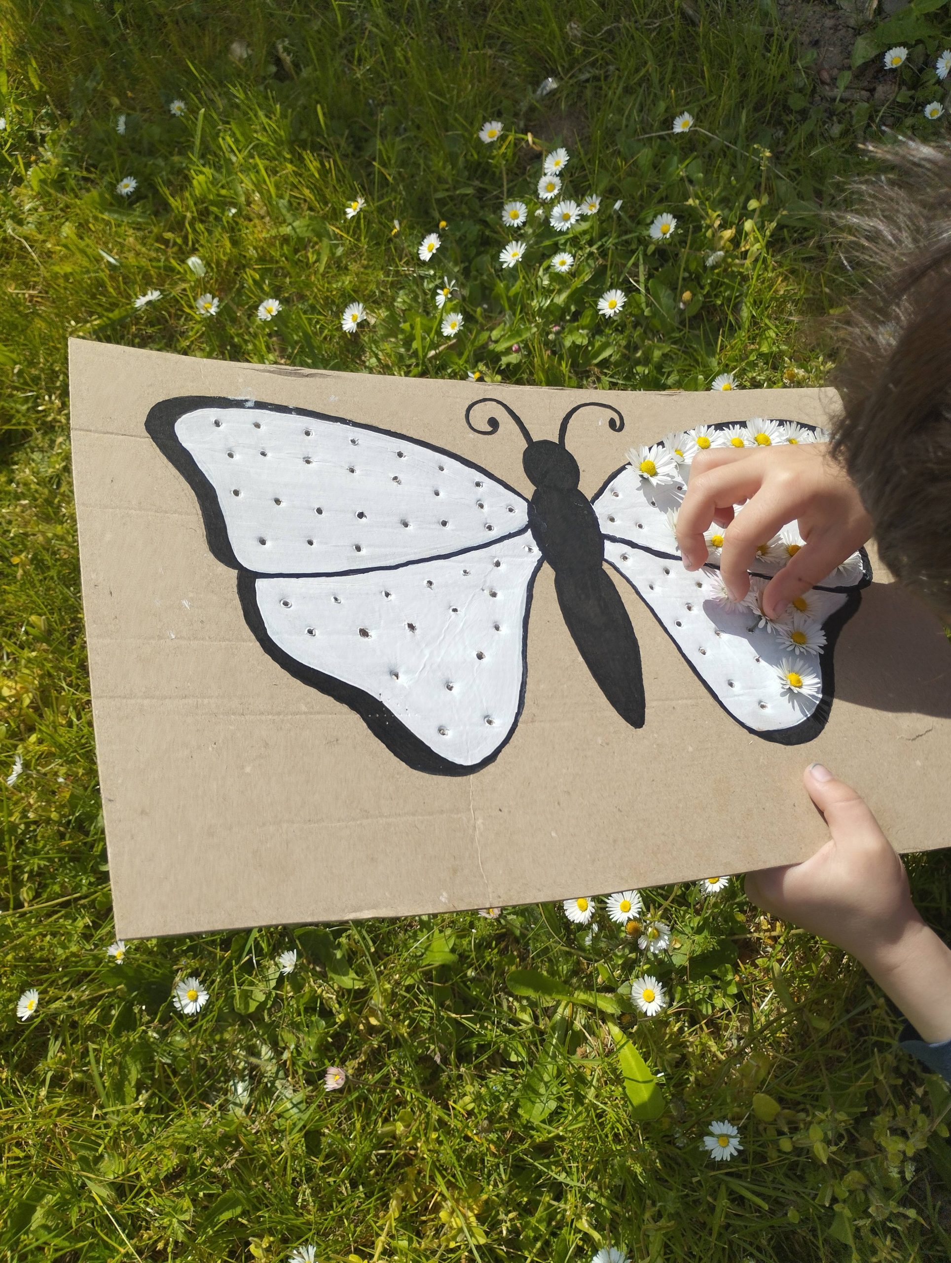 Activité nature en extérieur en maternelle autour d’un papillon à décorer