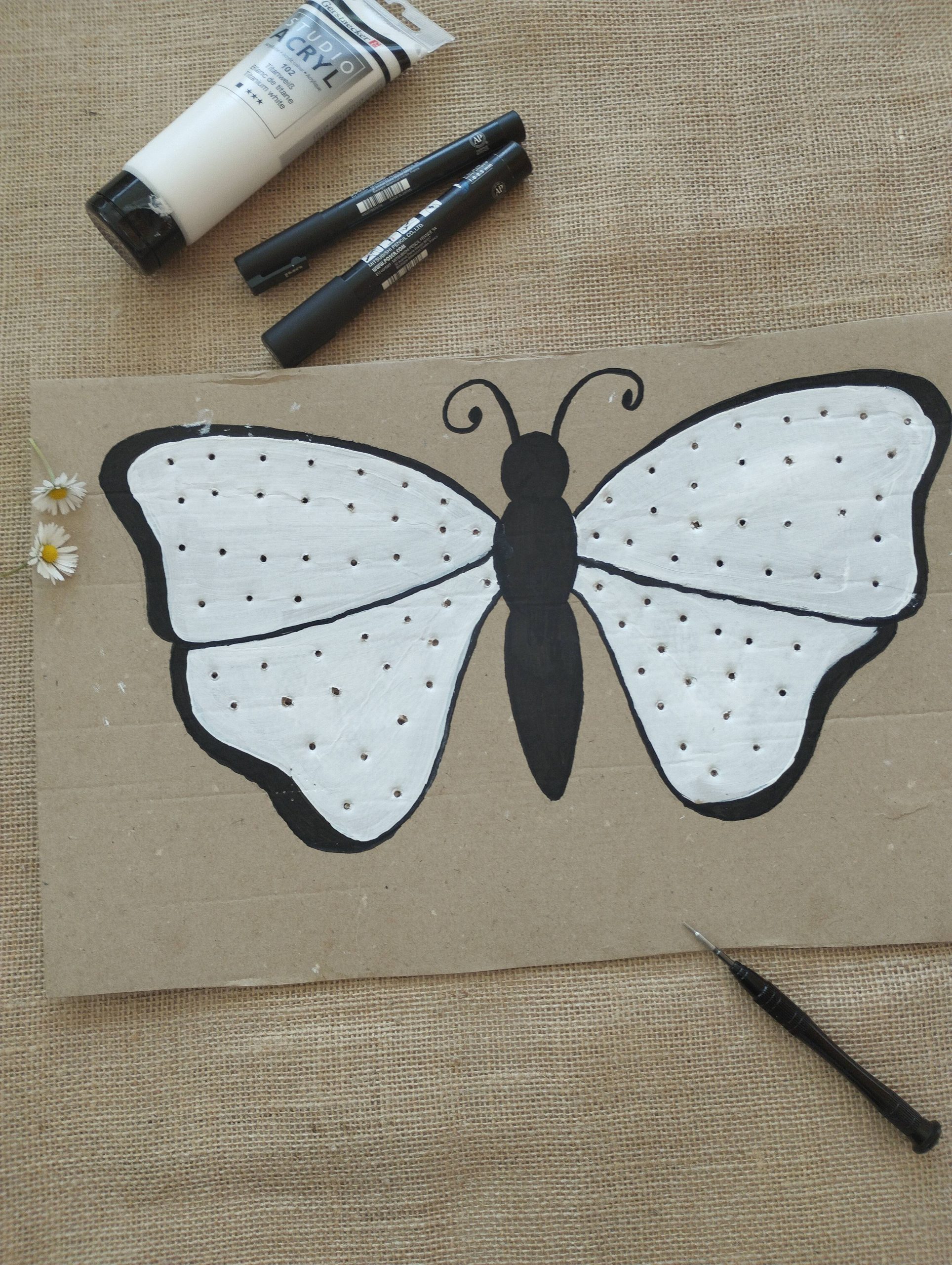 Papillon en carton prêt pour une activité de printemps en PS MS GS